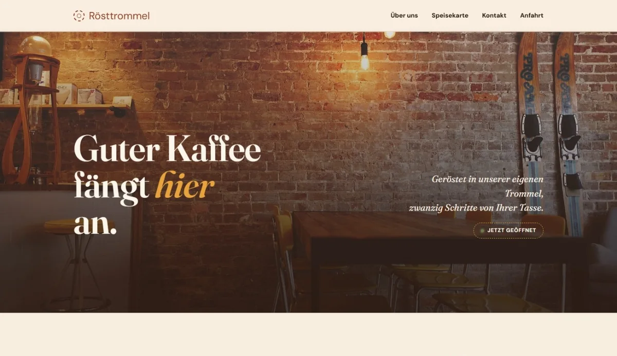 Startseite der Café-Rösttrommel-Webseite mit Ladenansicht und Kaffee-Kicker